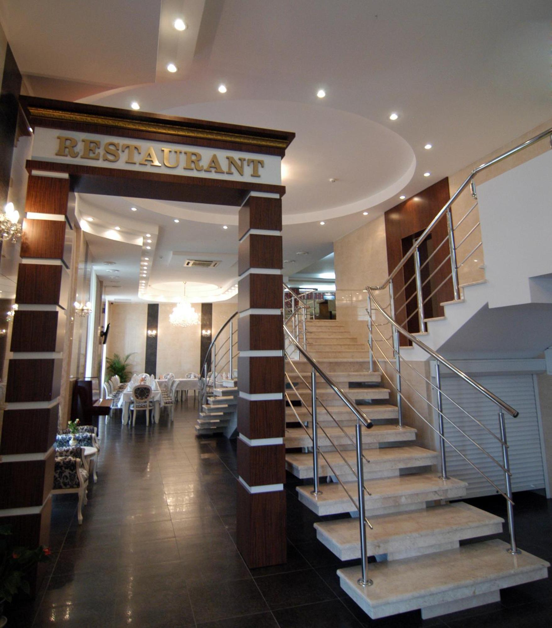 Manhattan Hotel & Restaurant Chisinau Exterior foto