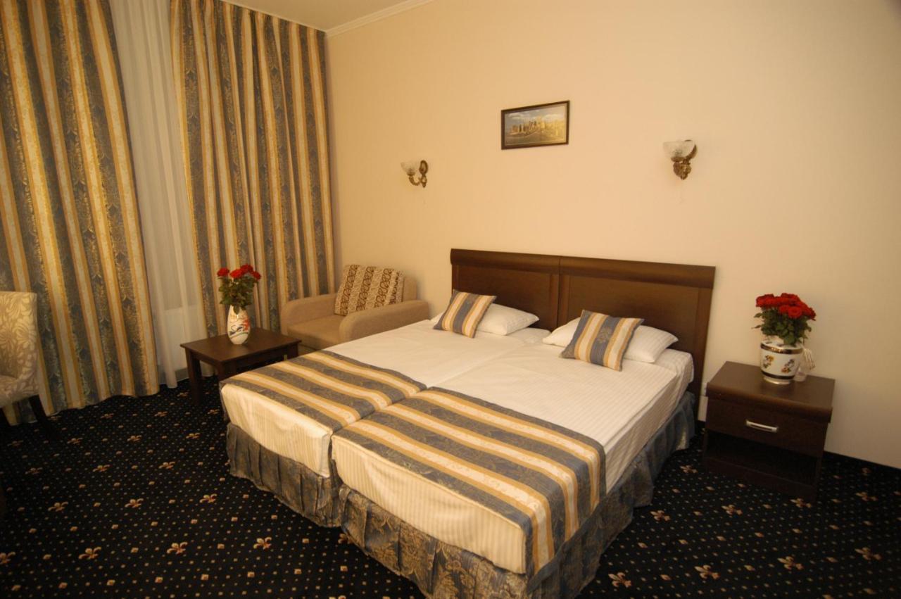 Manhattan Hotel & Restaurant Chisinau Exterior foto