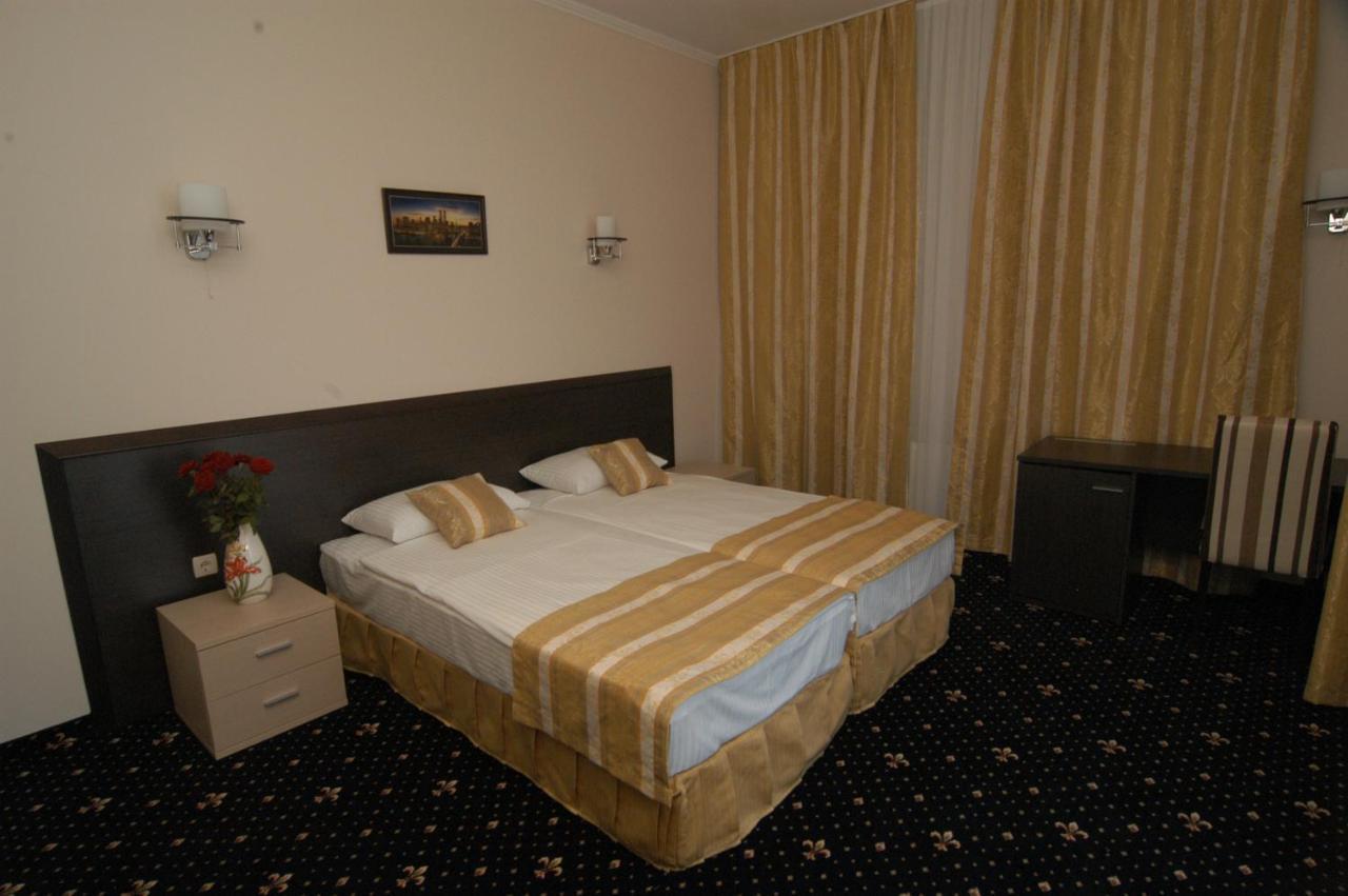 Manhattan Hotel & Restaurant Chisinau Exterior foto