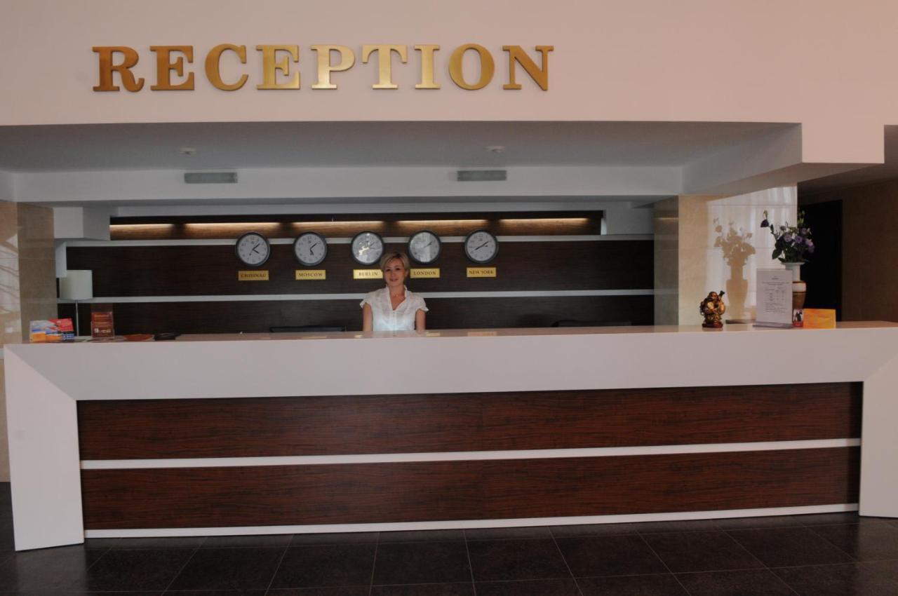 Manhattan Hotel & Restaurant Chisinau Exterior foto