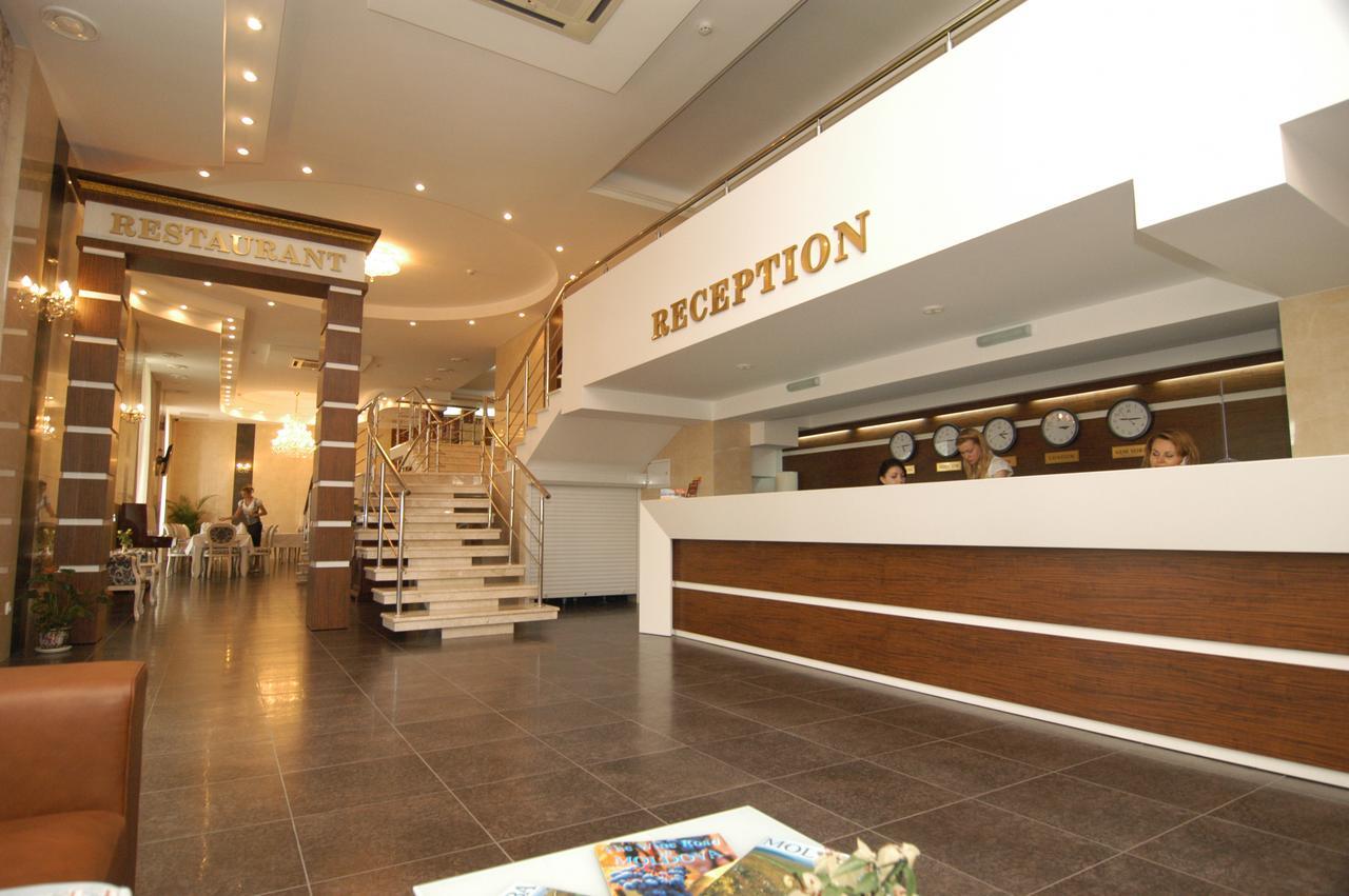 Manhattan Hotel & Restaurant Chisinau Exterior foto