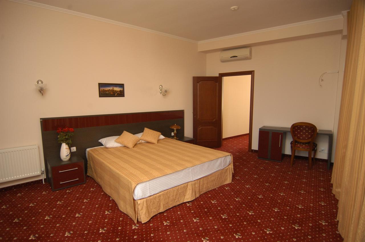 Manhattan Hotel & Restaurant Chisinau Exterior foto